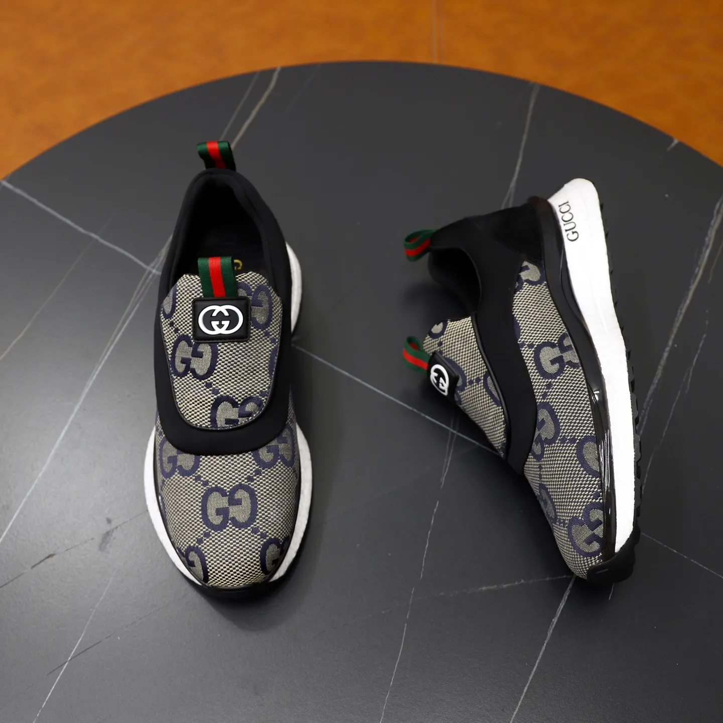 Ex-factory price: 462💰🙅‍♂️🙅‍♂️🙅‍♂️ Brand: Gucci GuCCI Standard code: 38-44 (45 customized) Grade: Same as the official website Material: Original leather stitching brand cloth Comfortable and breathable lining Lightweight and wear-resistant sports outsole Style category: Men's fashionable casual shoes Running sneakers Distinguished luxury brand elements Top luxury Color: actual picture color
